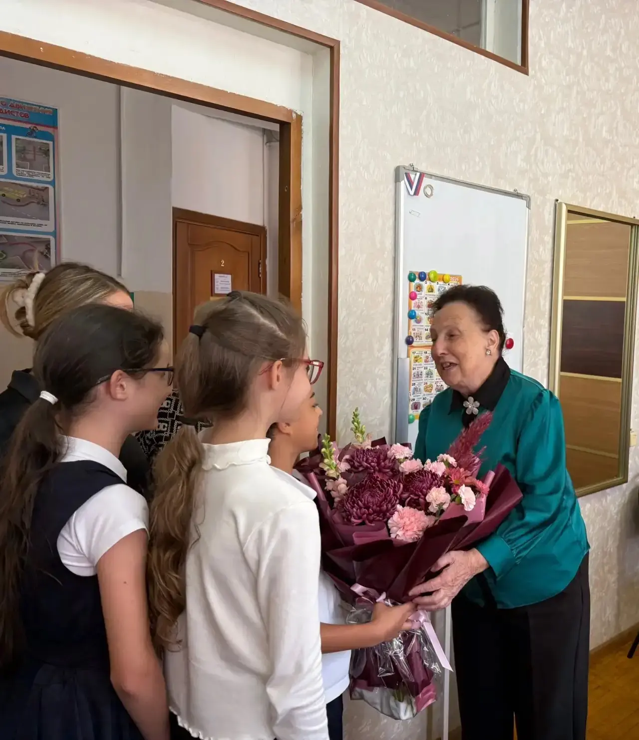 13 октября коллектив учителей, учащихся, родителей поздравил учителя начальных классов ...