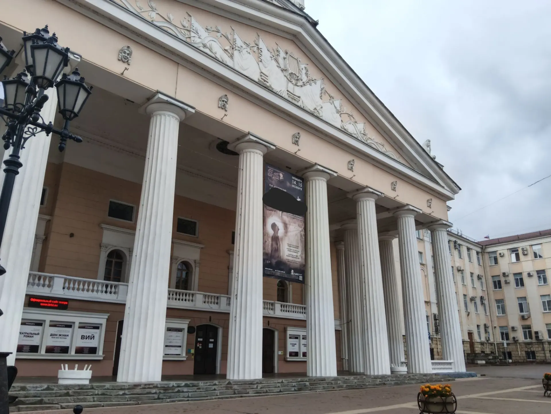 Были сейчас с классом в Драмтеатре 🎭, смотрели ,, ПРОЕКТ ВОЛОНТЁРОВ,, у нас был отдель...
