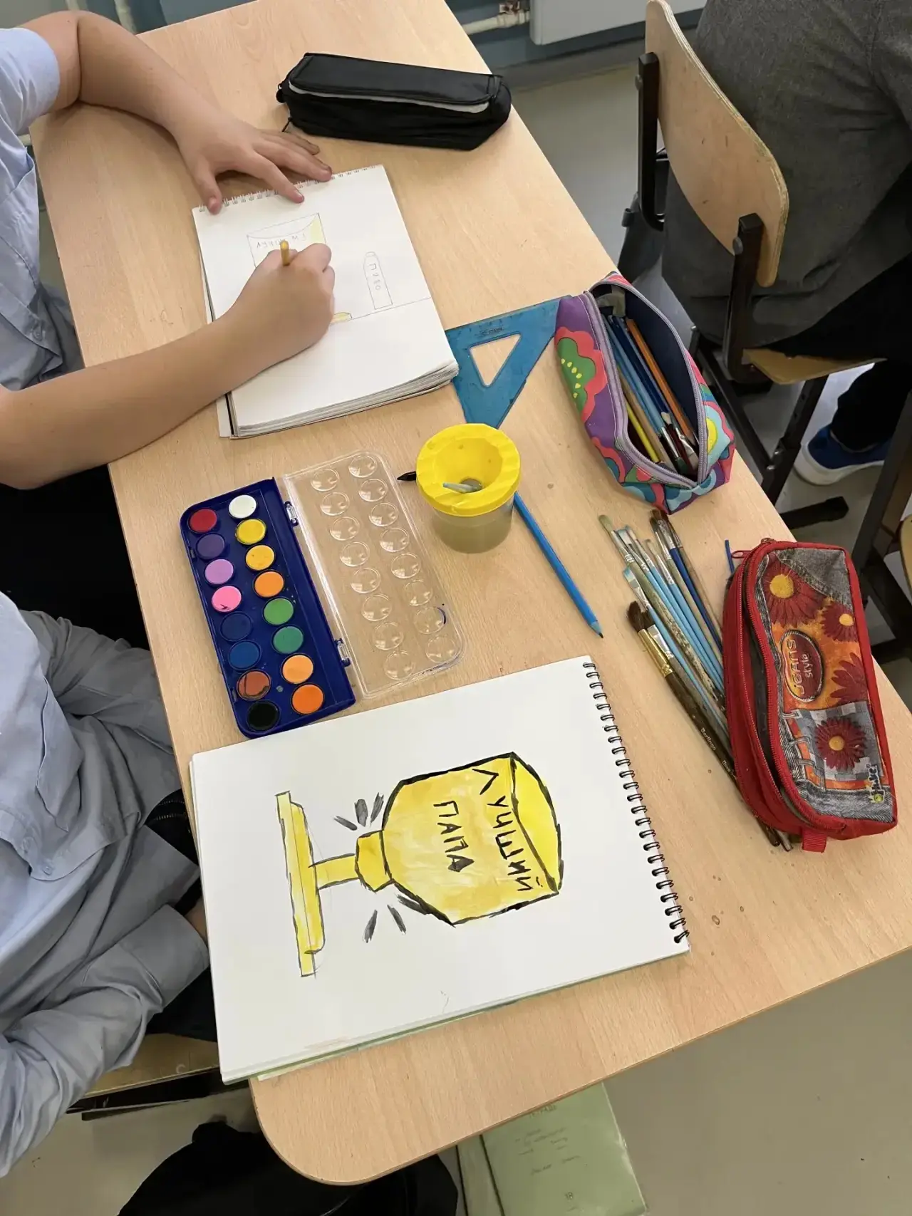 В нашей гимназии прошёл конкурс рисунков, посвящённый Дню отца! 🎨👨‍👧‍👦