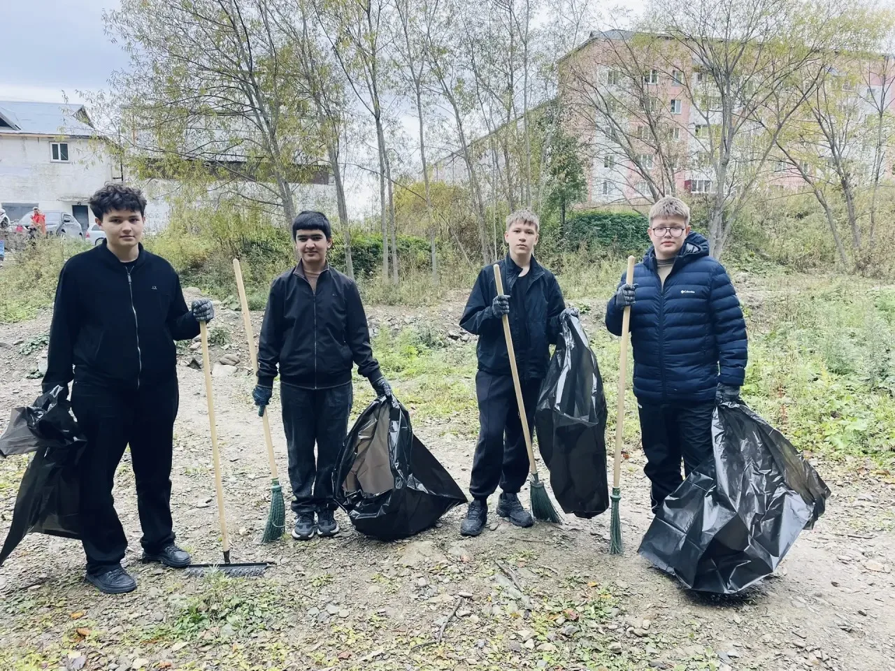 Эко-акция на реке Уюновка: 8 «Г» сделал наш город чище! 🌿