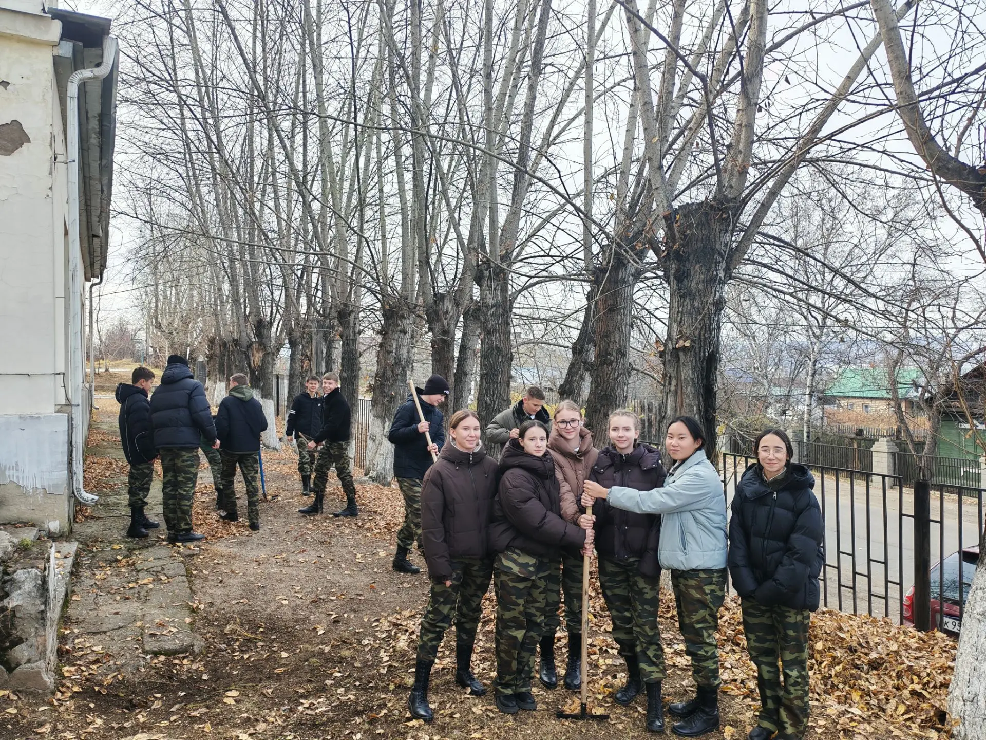 🍂 «Чистый четверг» в нашей школе — и это не просто про уборку, а про заботу о своём об...