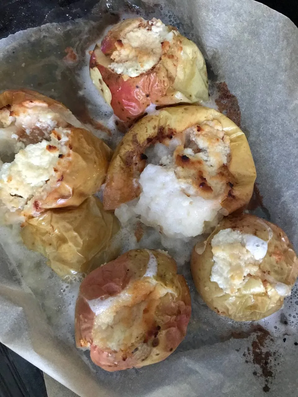 Уж, простите, но яблочный сезон, поэтому еще один простой и вкусный рецепт с яблоками 😃