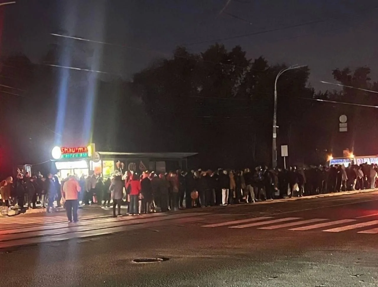В Киеве коллапс: сотни людей на остановках ждут общественный транспорт, а его не хватае...