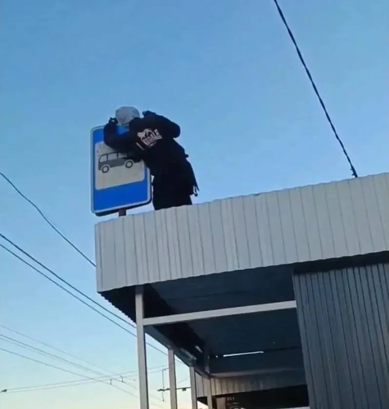 В Тольятти задержали подростков за порчу дорожного знака