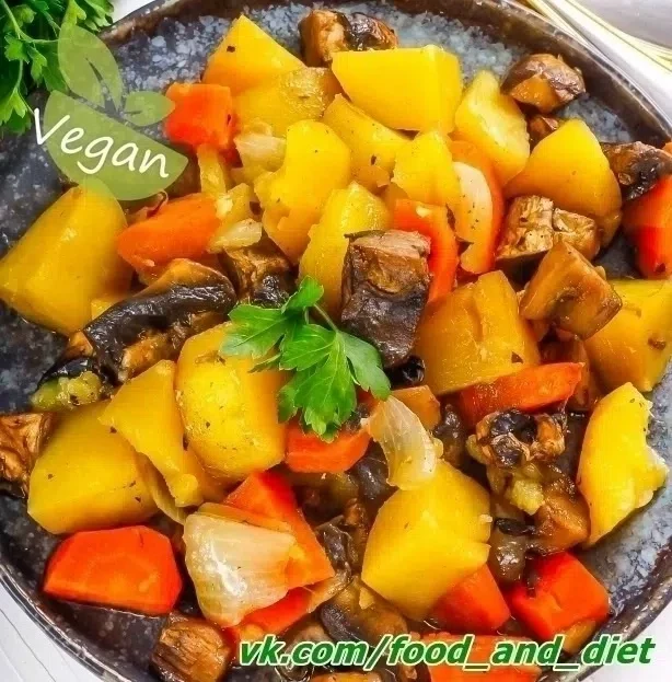 Овощное жаркое с грибами в горшочках
