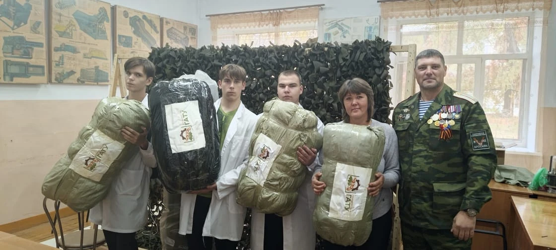 Ежедневно ведётся работа и в главном корпусе Университета по изготовлению маскировочных...