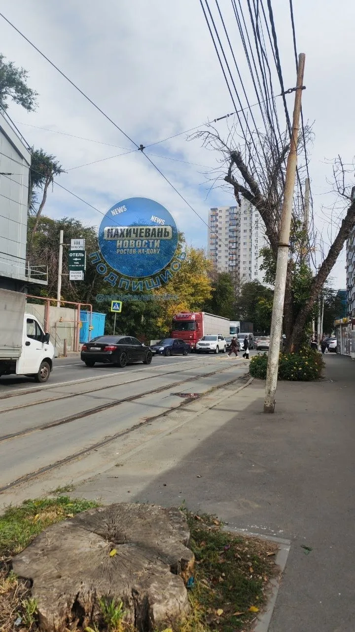 Фуры стали на Закруткина, народ объезжает по встречке🙈
