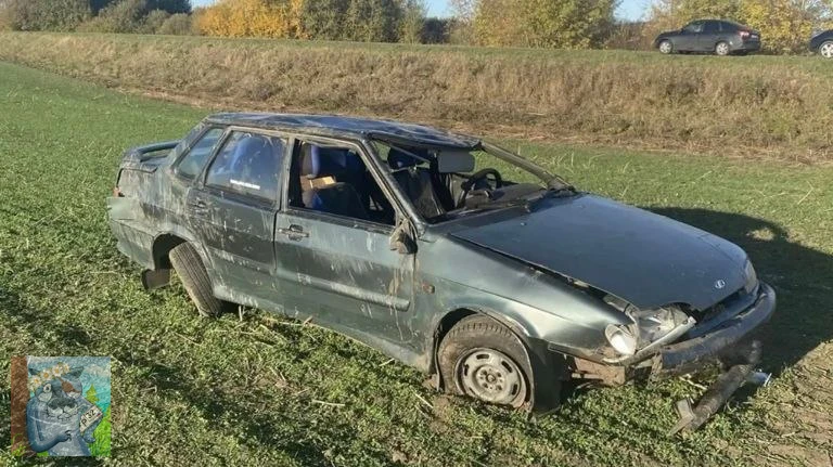 ВАЗ вылетел в кювет и перевернулся