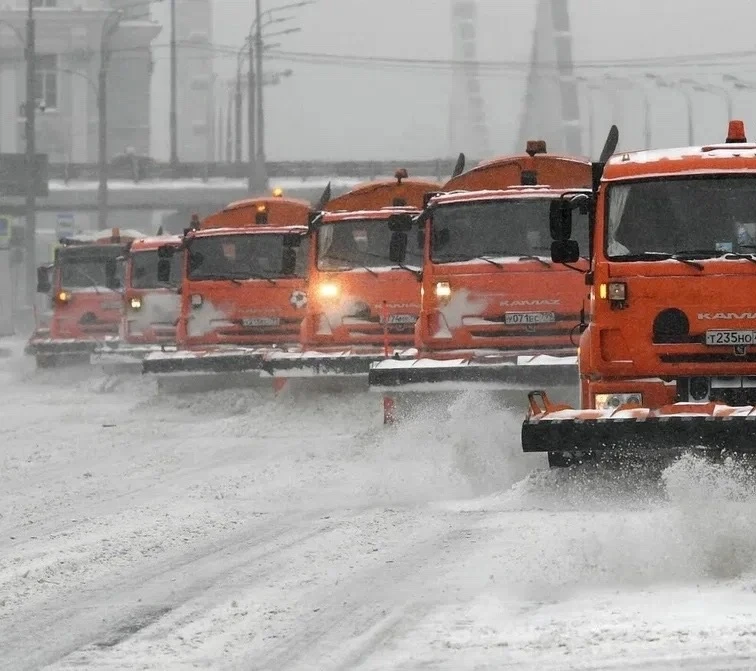 Хоценко поручил проверить готовность дорожной техники Омска к первым снегопадам.