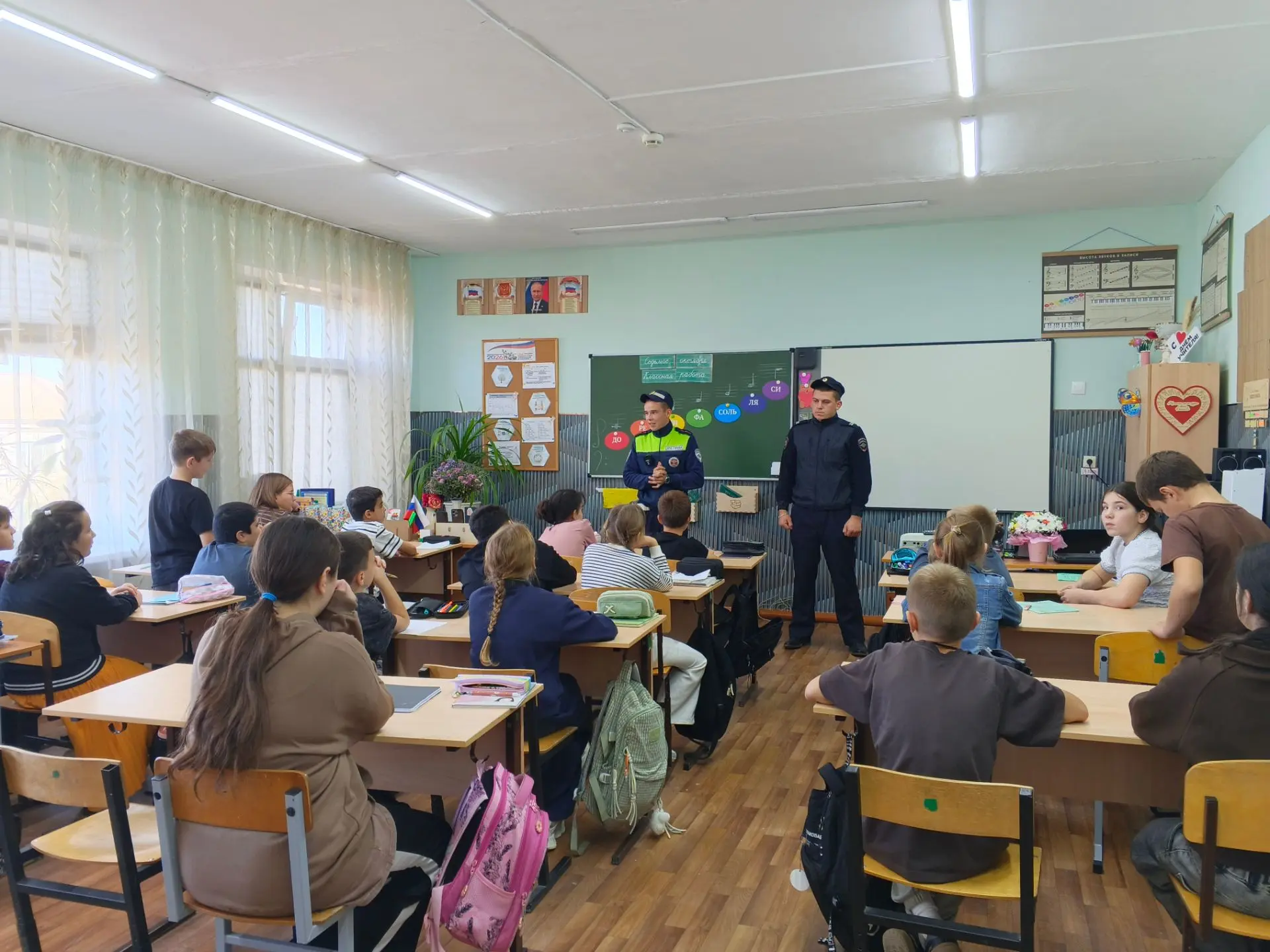 Беседа инспектора ГИБДД с учениками о правилах дорожного движения🚦