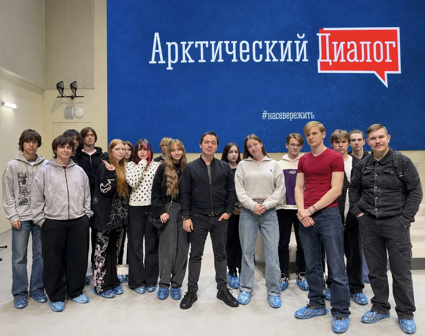 🎤 Арктический диалог: студенты МСК встретились с Родионом Газмановым