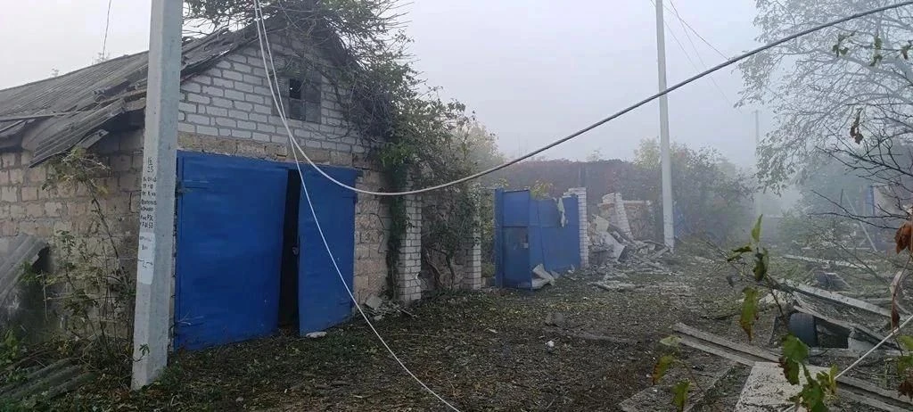 ⚡️ Ночью враг массированно атаковал частный сектор Лисичанска — погибли два человека.