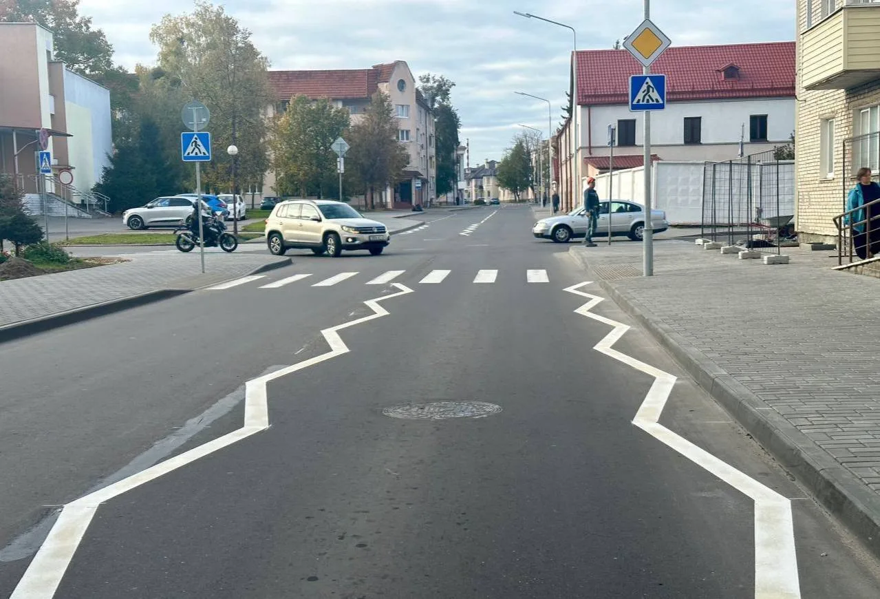 В Беларуси дорожники забыли, как выглядит прямая линия — в Гродно перед пешеходным пере...