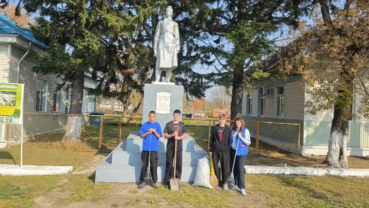 🧹 Студенты колледжа провели субботник у памятника Сергею Лазо