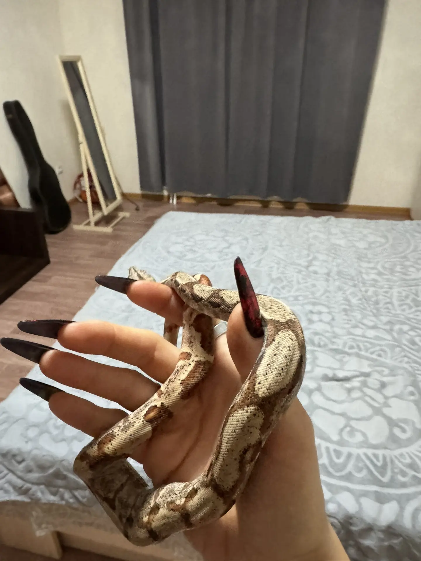 Сегодня приехала ко мне подруга из Москвы🖤 Мама сказала, что больше в гости ко мне не ...