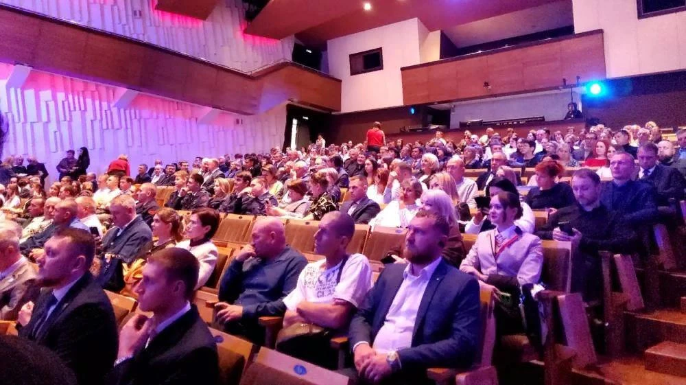 Сейчас в Барнауле в КЗ "Сибирь" чествуют победителей и призеров ежегодных краевых конку...