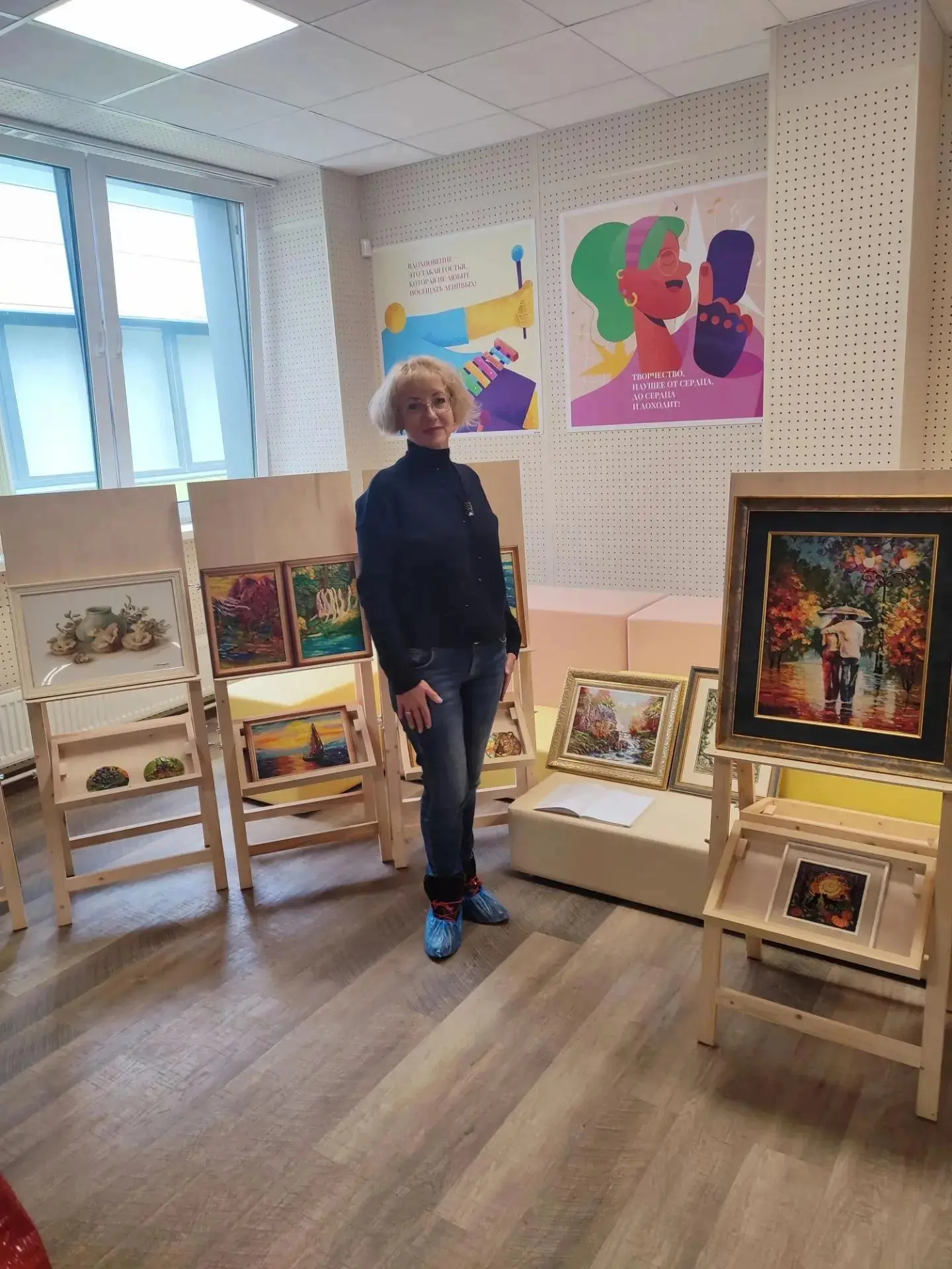 Искусство без возраста: в Мариуполе прошли концерт и выставка для граждан старшего поко...