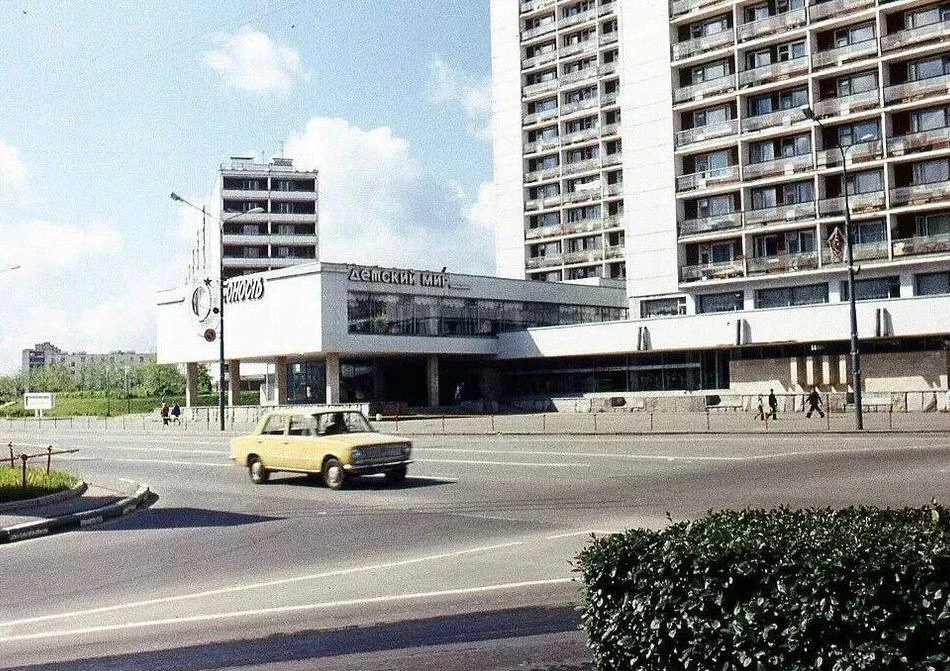 📸 Вид на 4-й микрорайон со стороны площади Юности, 1970-е гг.
