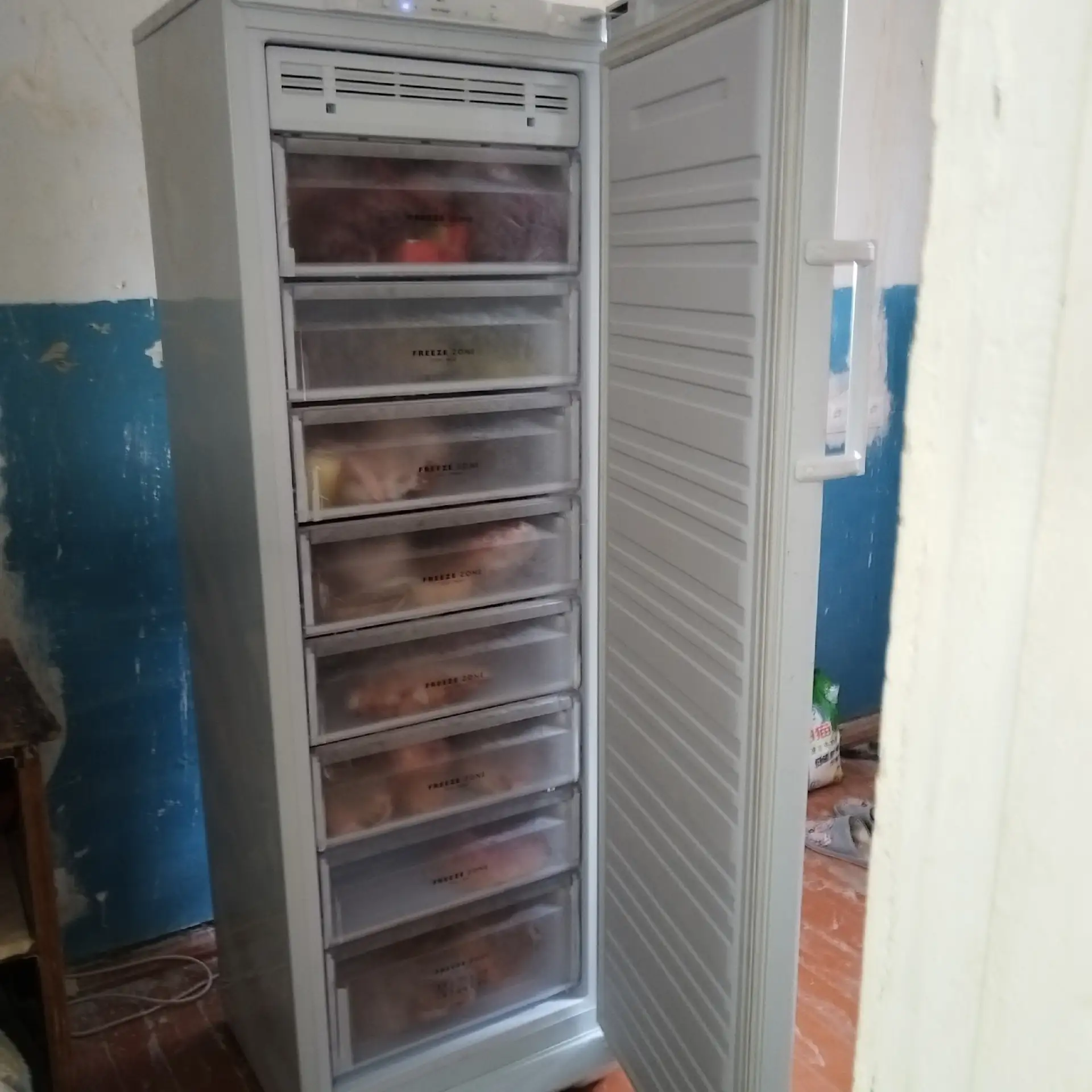 Продаю морозильную камеру, в хорошем состоянии, 8 ящиков, 215лит. Звоните хозяйка +7949...