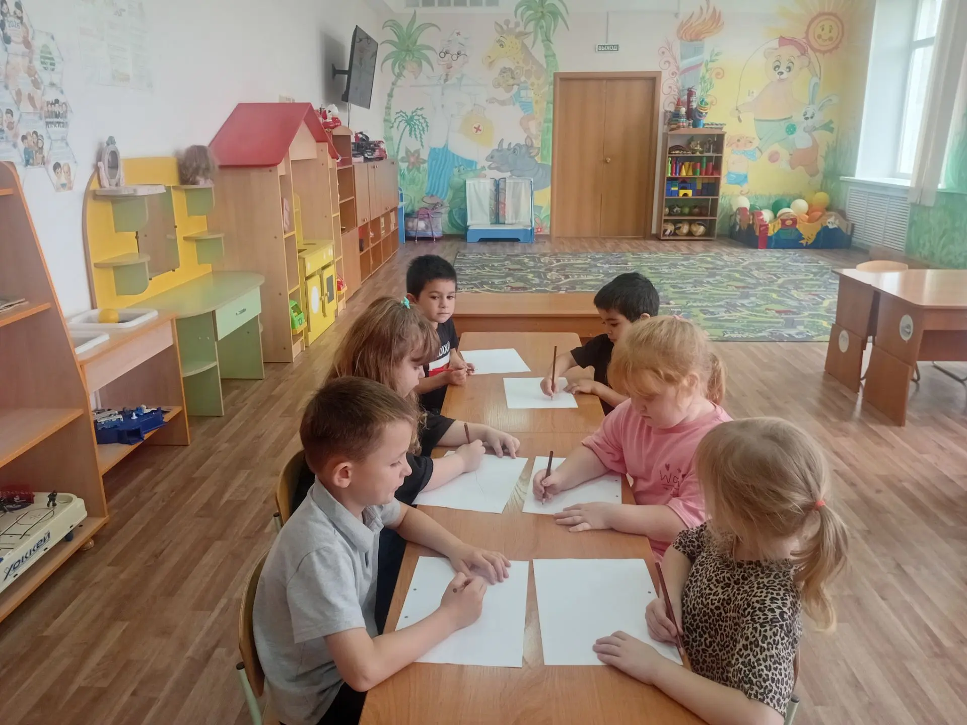 🎨 Творческий момент в нашем классе!