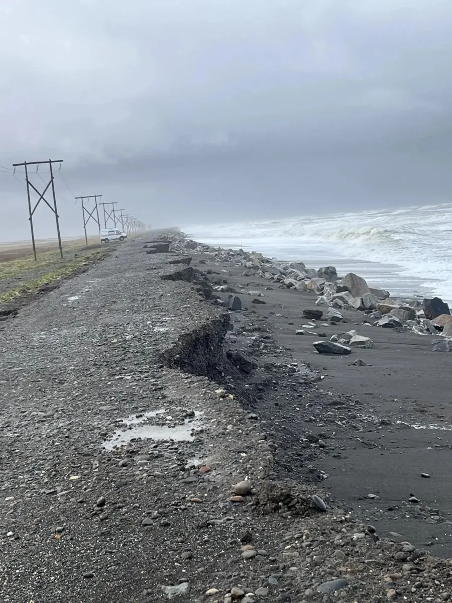 🌊 Шторм повредил дорогу на Октябрьской косе