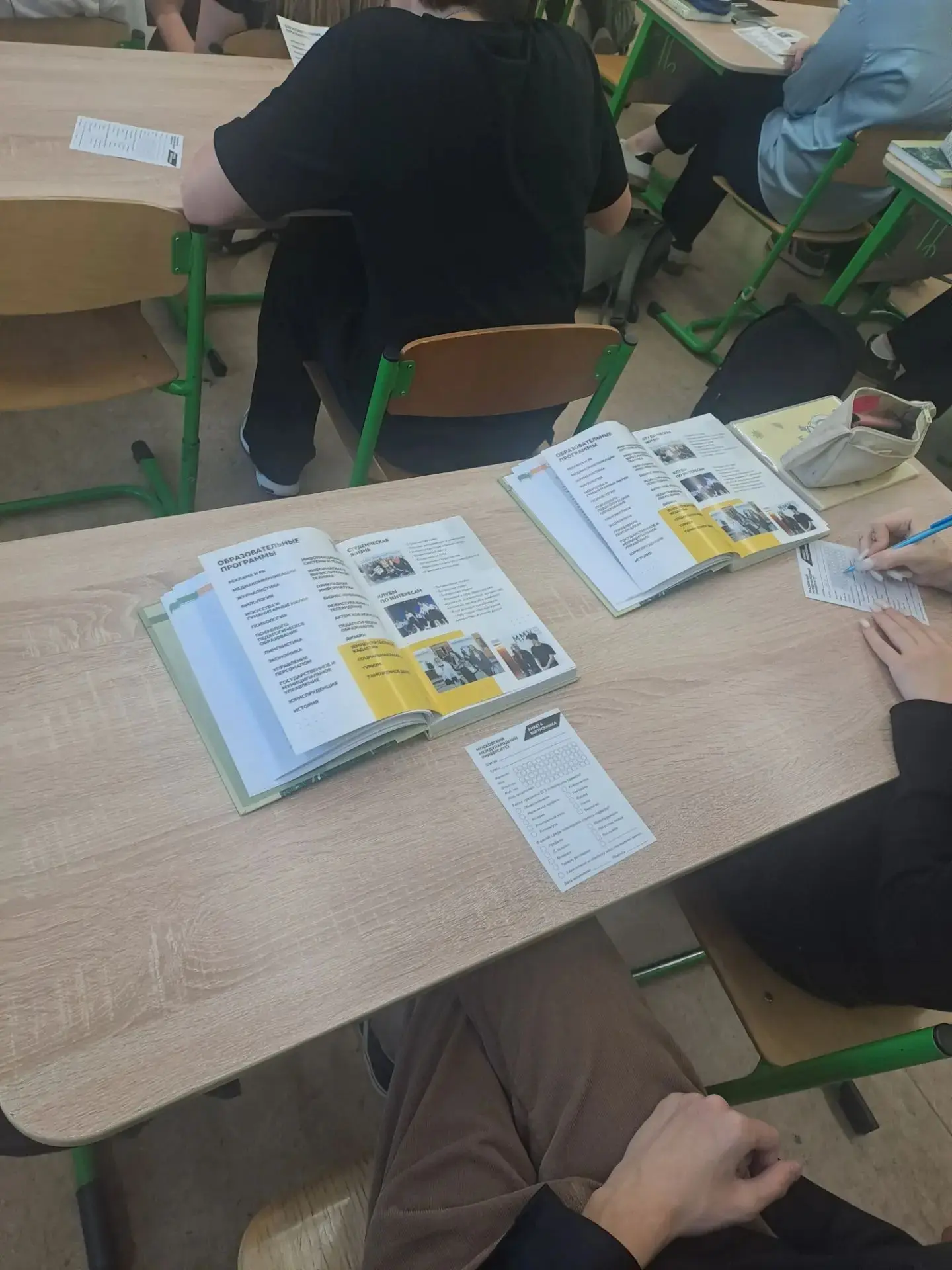 Студенты ММУ провели профориентационные беседы в школе-партнере🤝