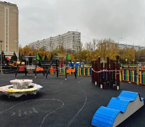 🌳 В Орехово-Борисово появились качели-перголы