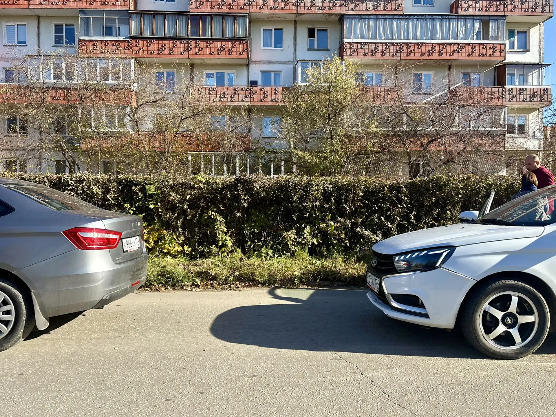 На Музрукова возле ДДМ произошло мелкое ДТП. Зачем стоять и ждать ГАИ, создавая неудобс...