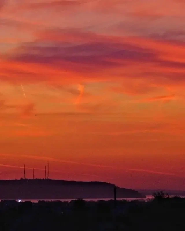 🌆 Вечернее небо над городом вспыхнуло ярким закатом✨
