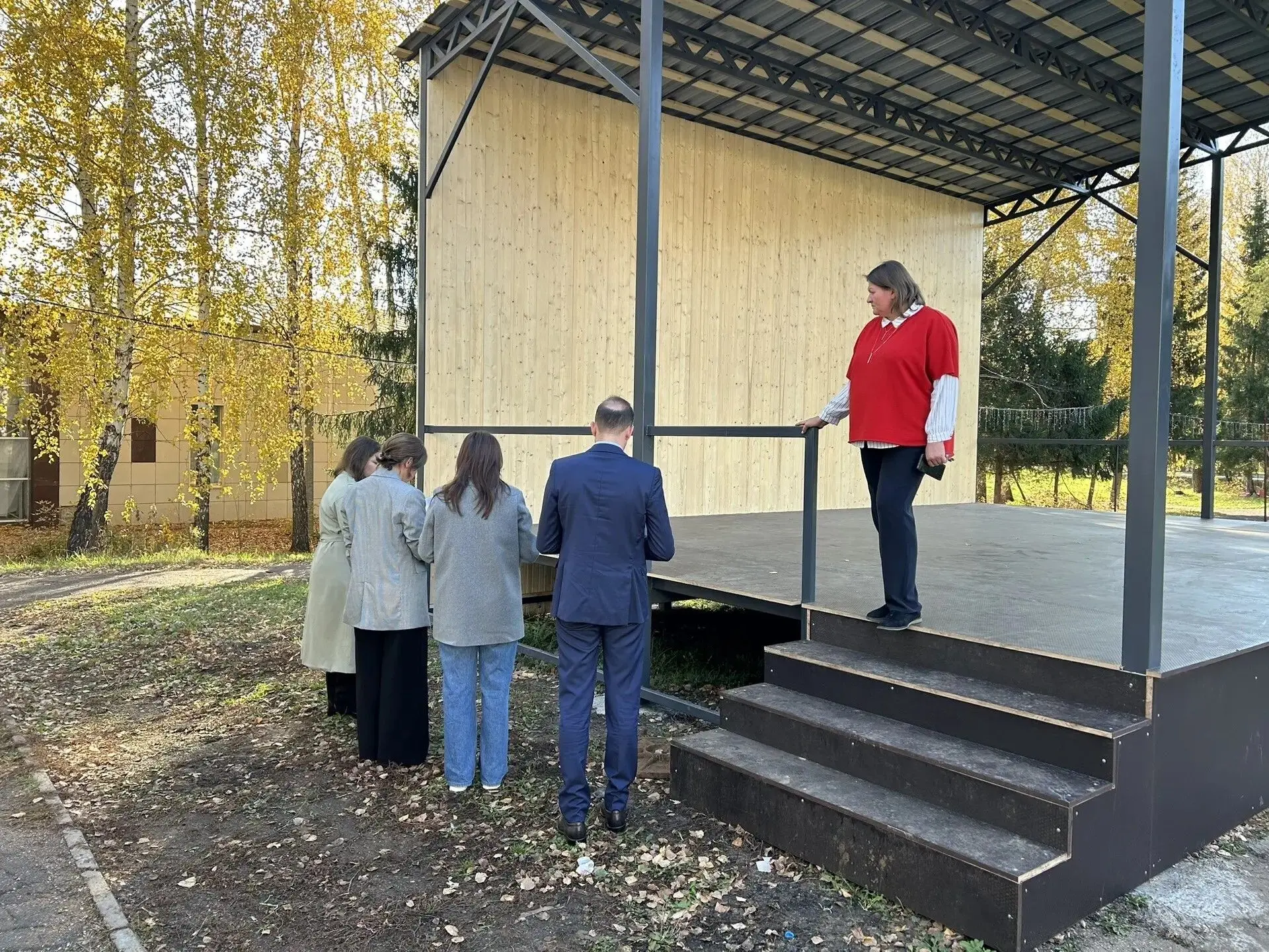 🎭 В Миловке продолжают установку сцены по программе ППМИ