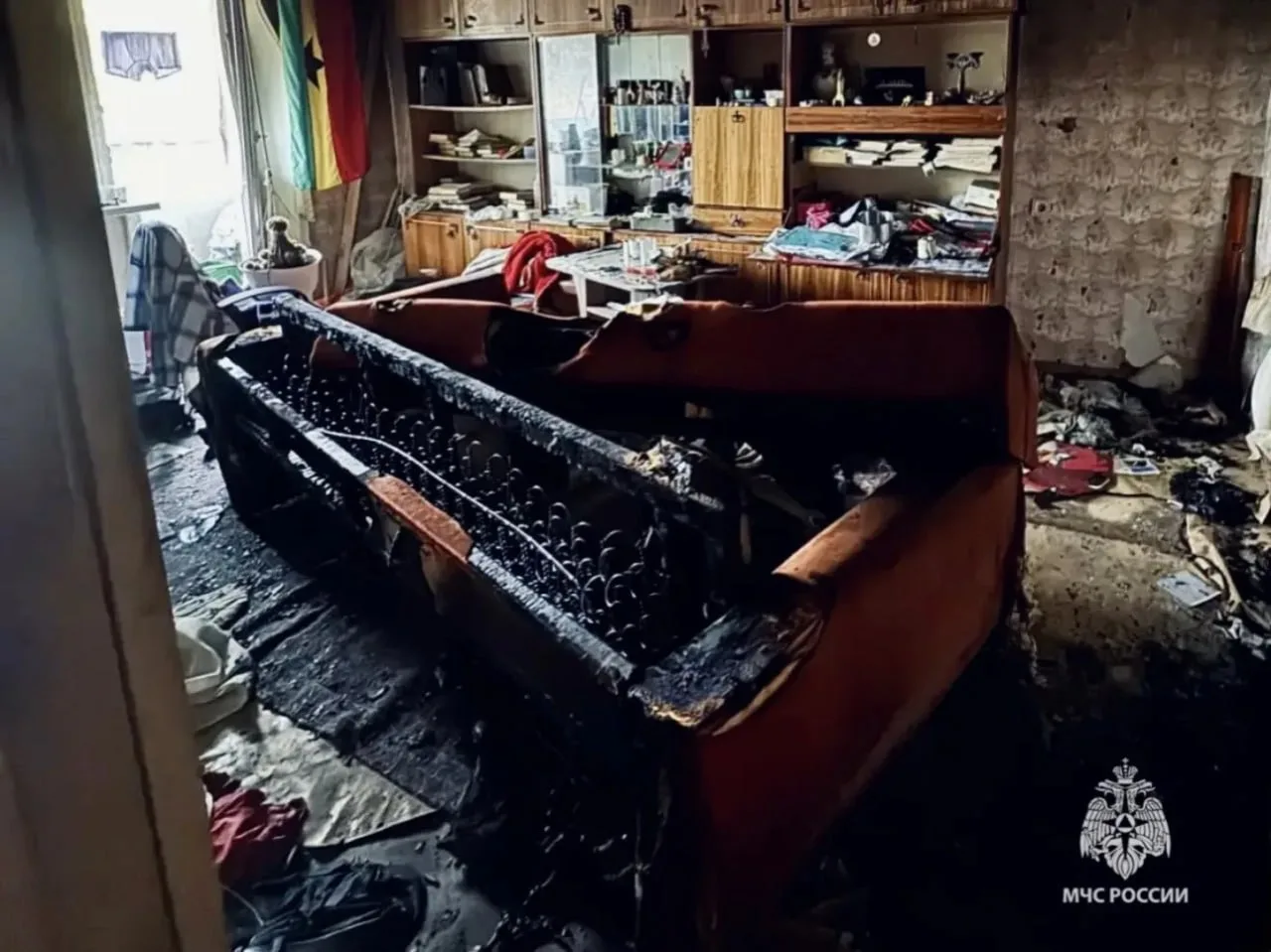 🔥 Из-за сигареты загорелся диван: в Южно-Сахалинске спасли мужчину из горящего дома