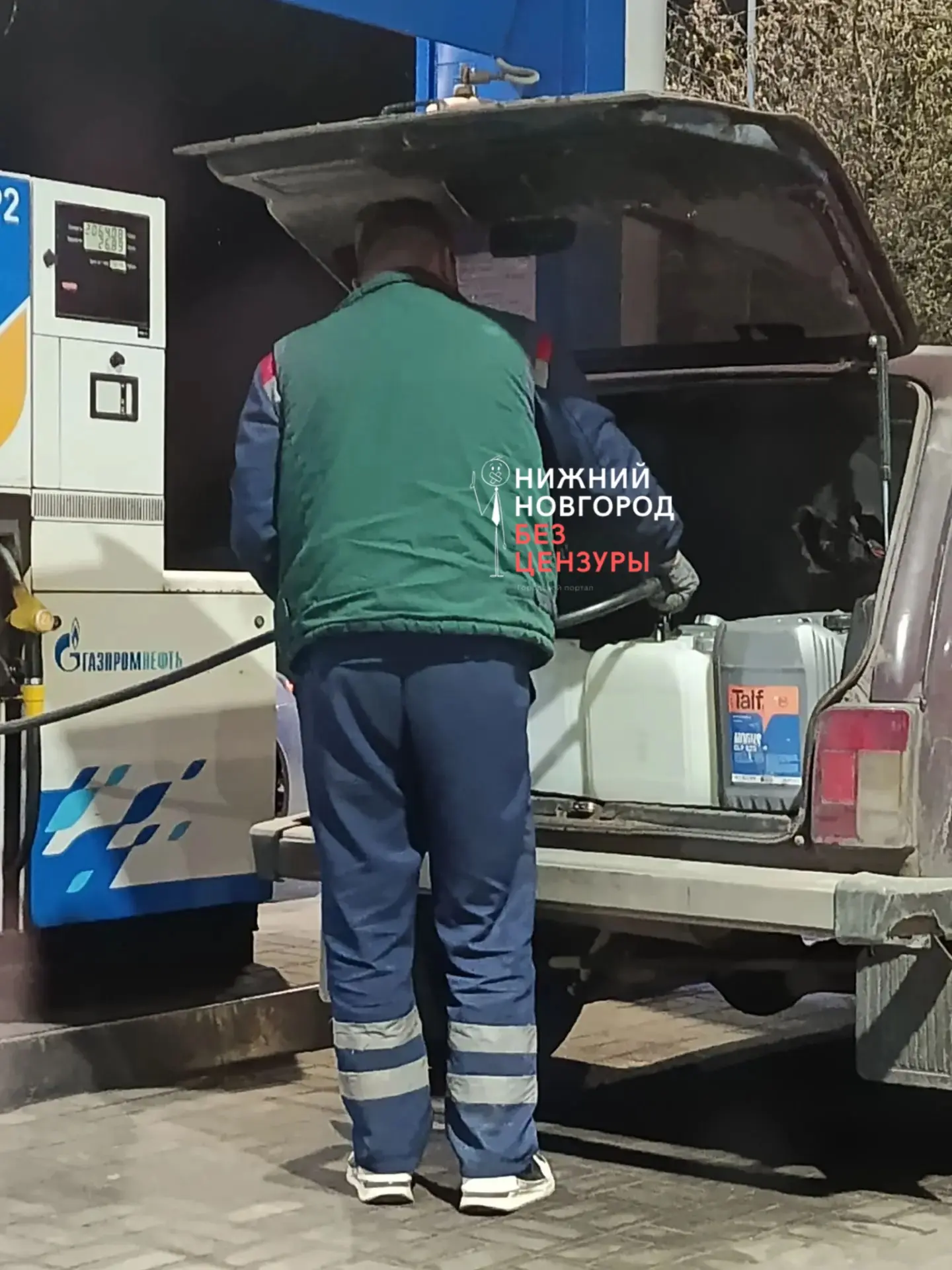 «Все никак впрок бензином не запасутся. Перестаньте уже создавать ажиотаж и очереди»