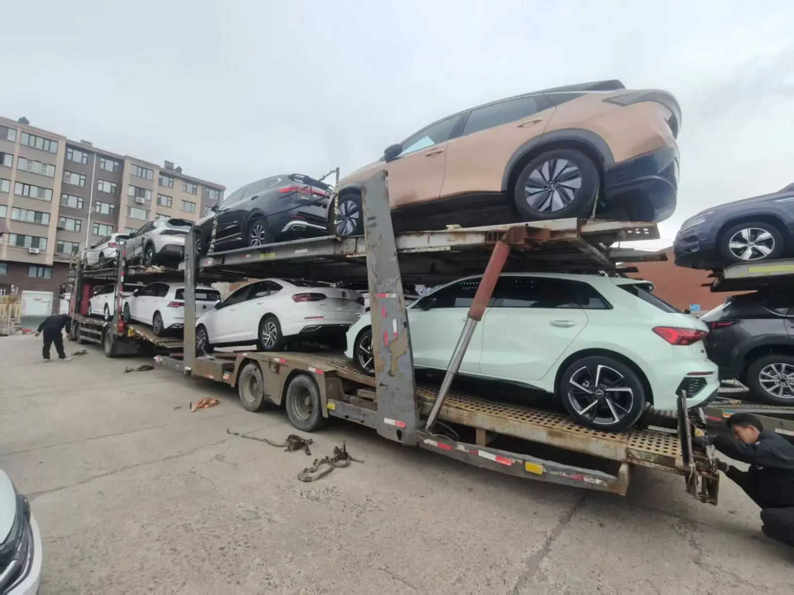 На погрузке в Китае автомобили наших клиентов:
