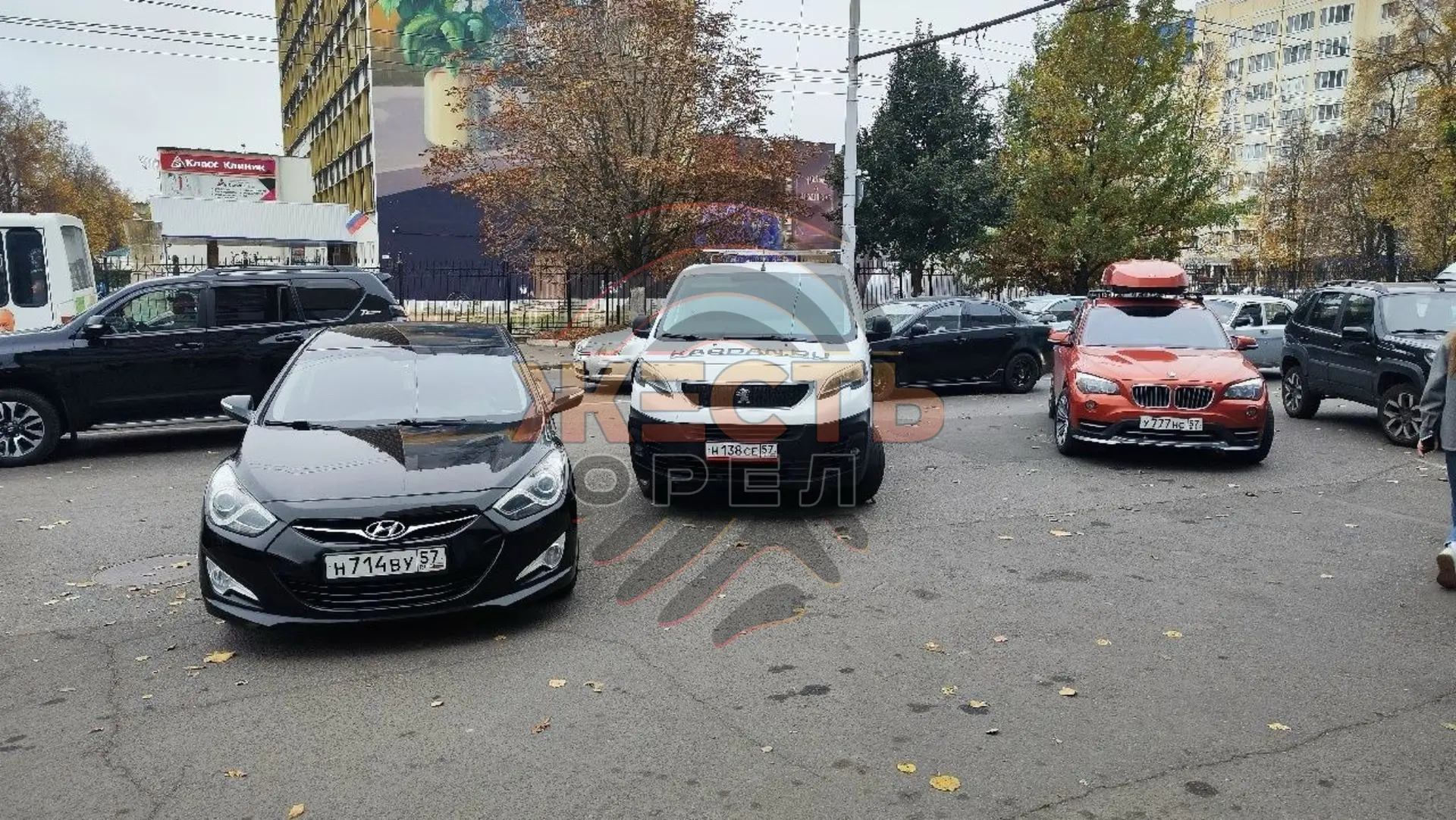Орловчане жалуются на неправильную парковку у «Атолла»