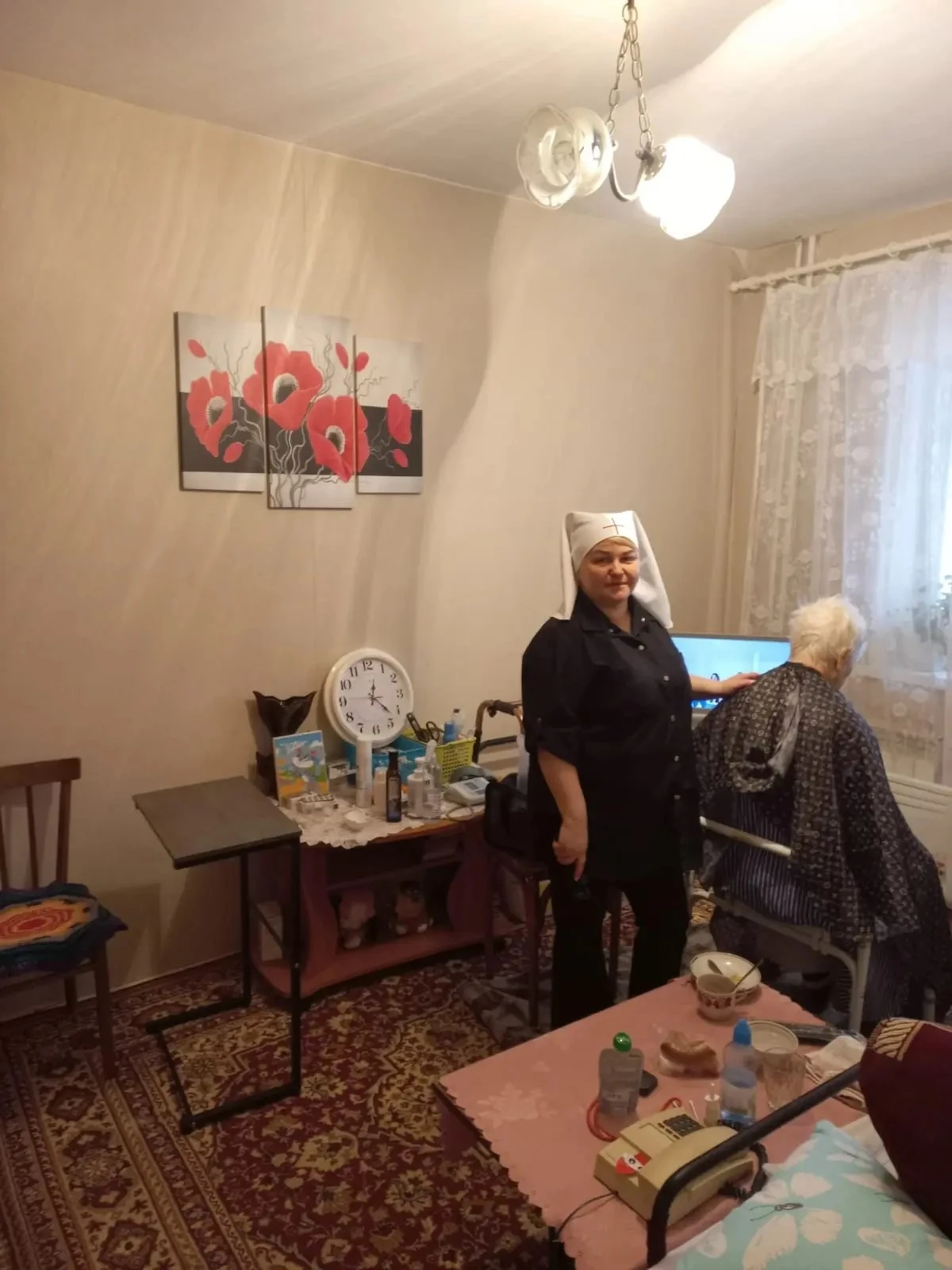Сестры из Елисаветинского сестричества устроили День красоты в Доме ветеранов