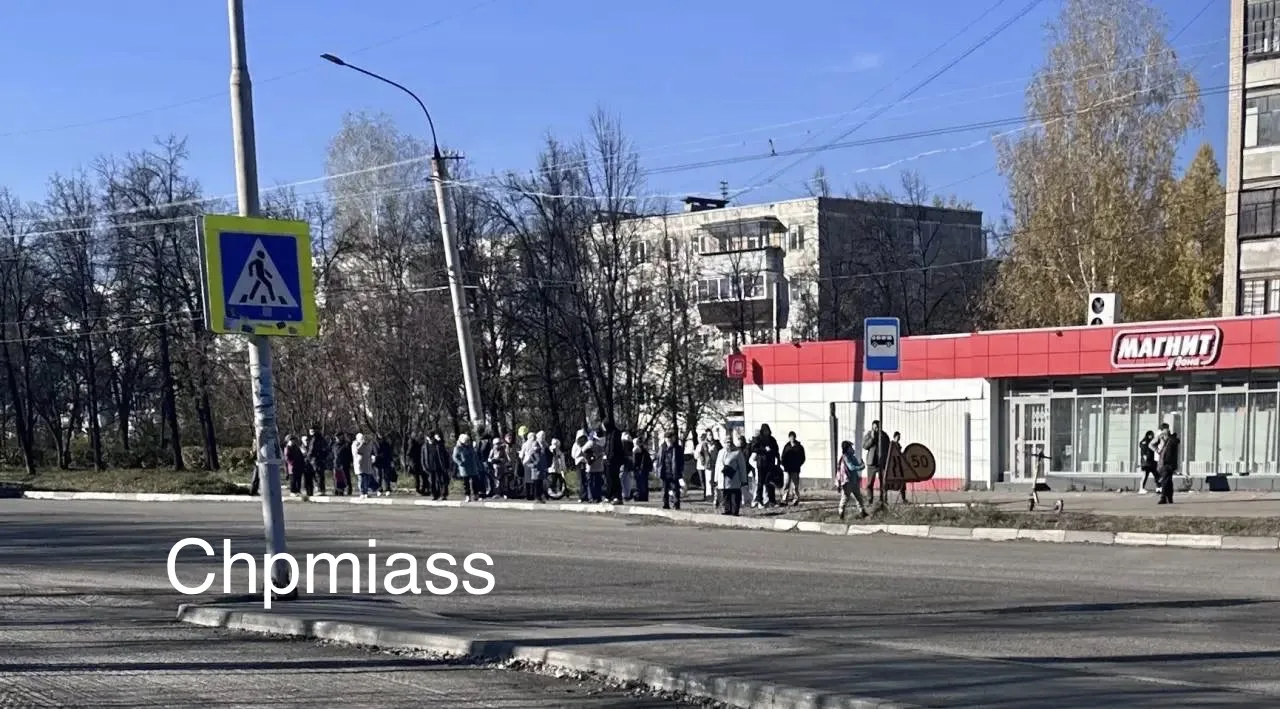 Вот так вот выглядит остановка Стадион. Время 10:20. Транспорт где??? Это ещё стоит учи...