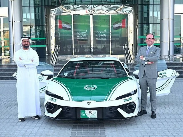 Полиция Дубая получила гибридный суперкар Lamborghini Temerario. Машина разгоняется до ...