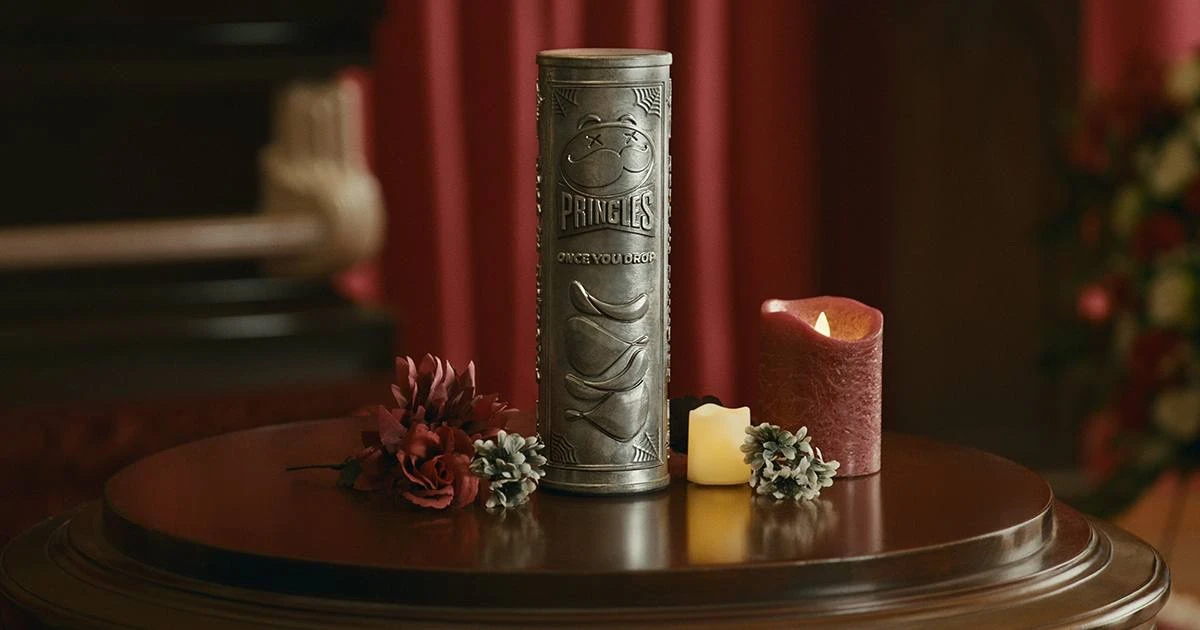 Pringles разыграет погребальную урну в виде банки для чипсов. Акция отсылает к истории ...