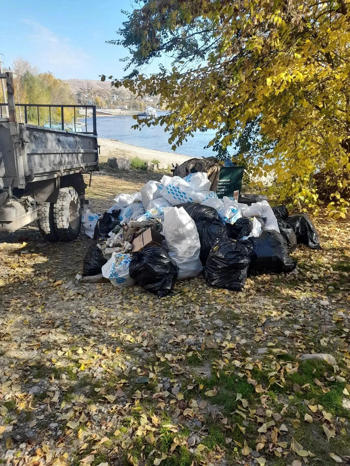 Специалистами службы благоустройства продолжается вывоз собранного мусора в рамках обще...