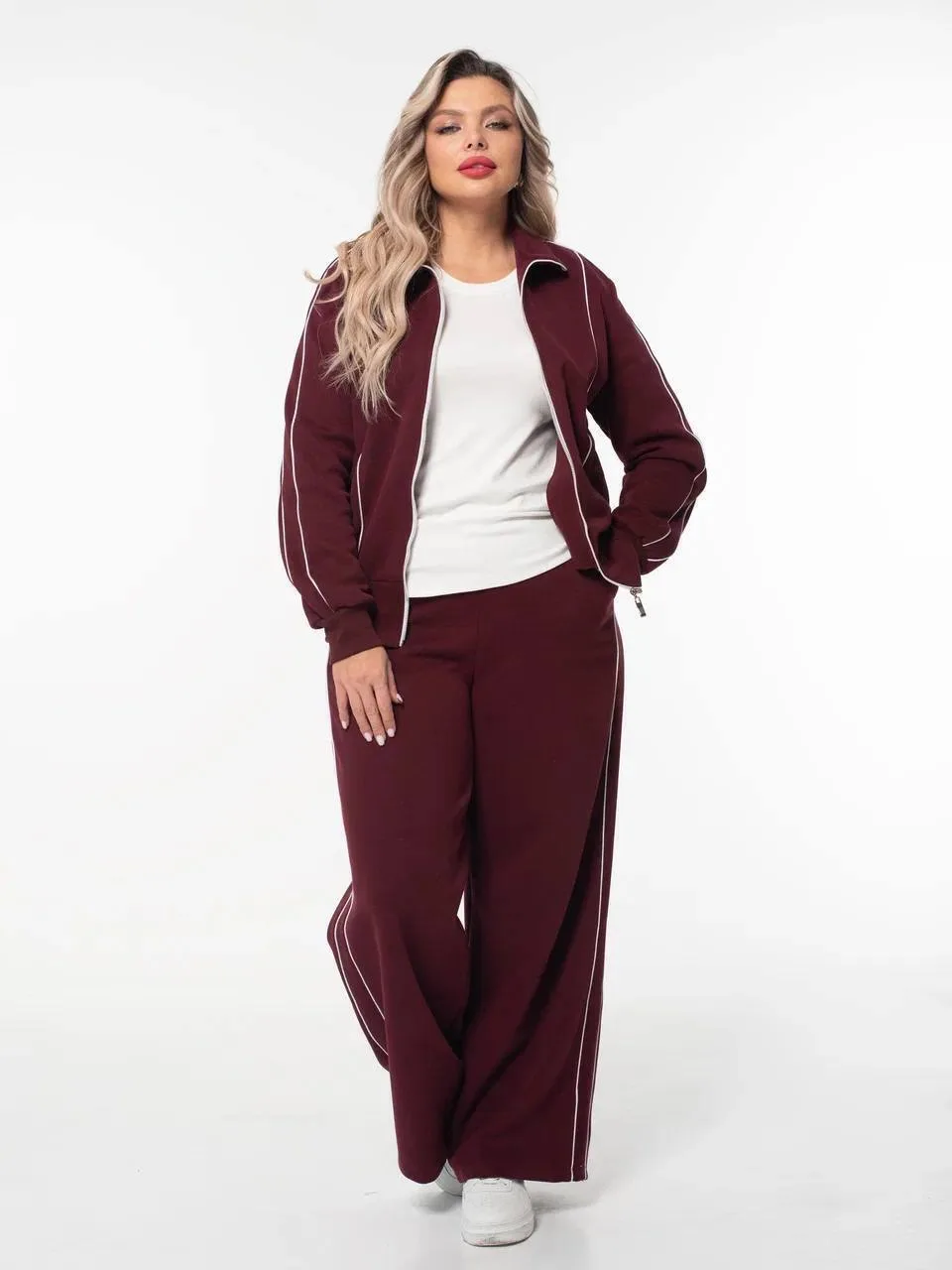 Костюм из плотного трикотажа в винном цвете