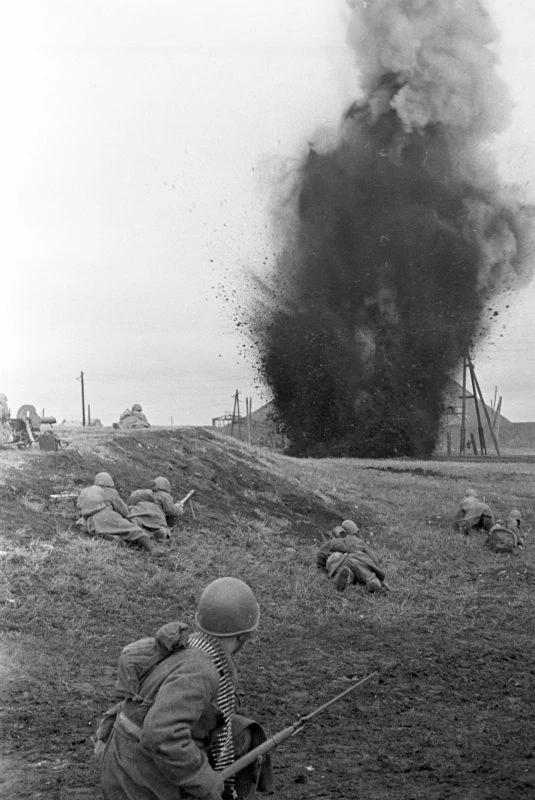 Красноармейцы во время освобождения Донбасса. Август-сентябрь 1943 года.