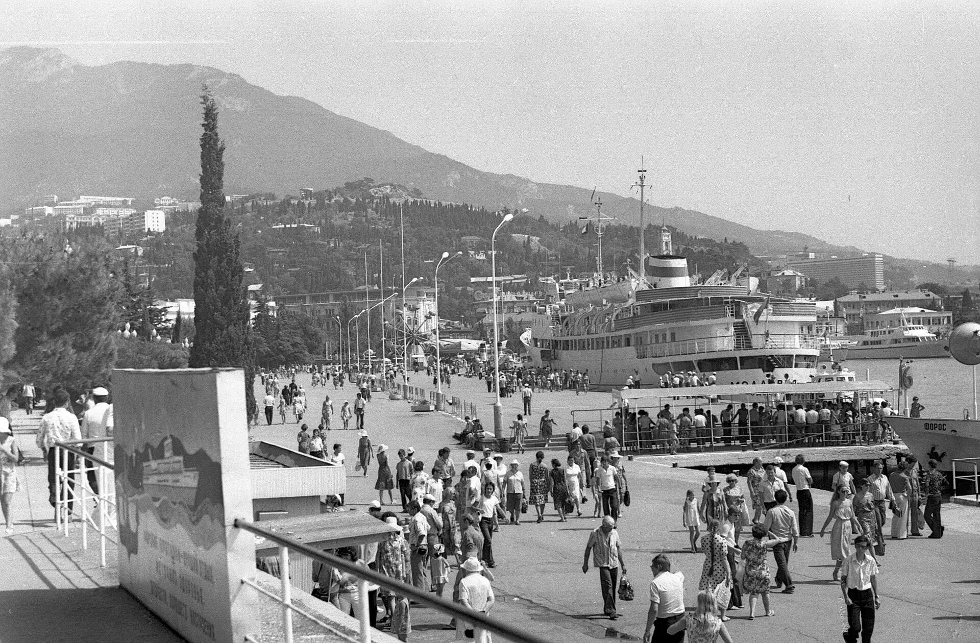 Панорама набережной Ялты, запечатлённая в 1980 году, возвращает нас к атмосферным момен...