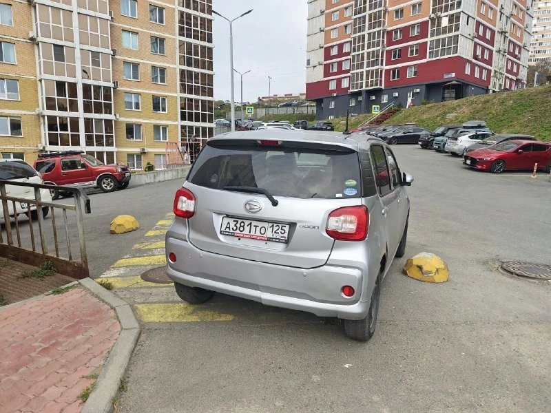 Владивостокцы возмущены парковкой на тротуарах и перекрытыми проходами. Жители города ж...