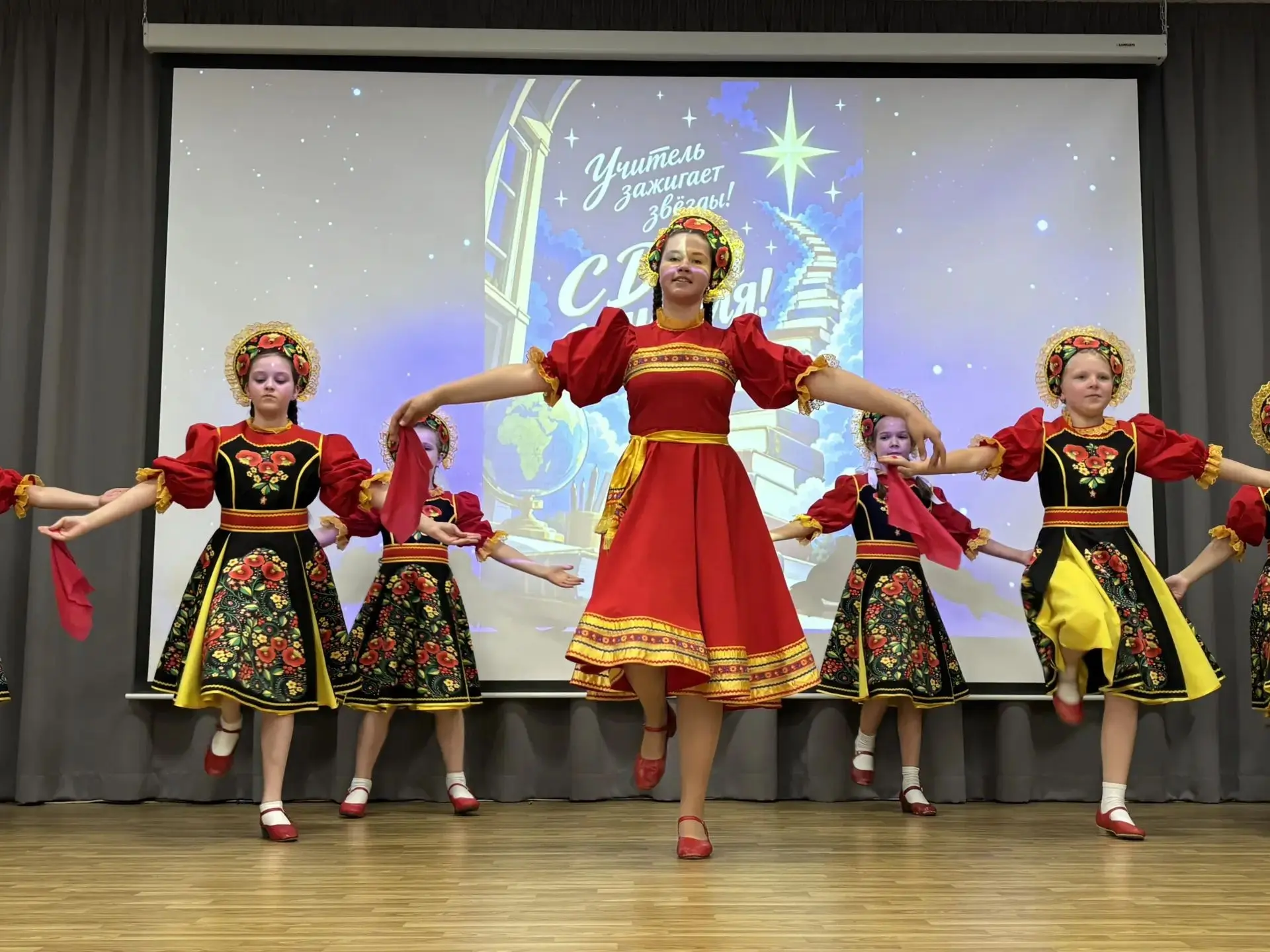 🎉 В преддверии Дня учителя в нашей школе прошел праздничный концерт!