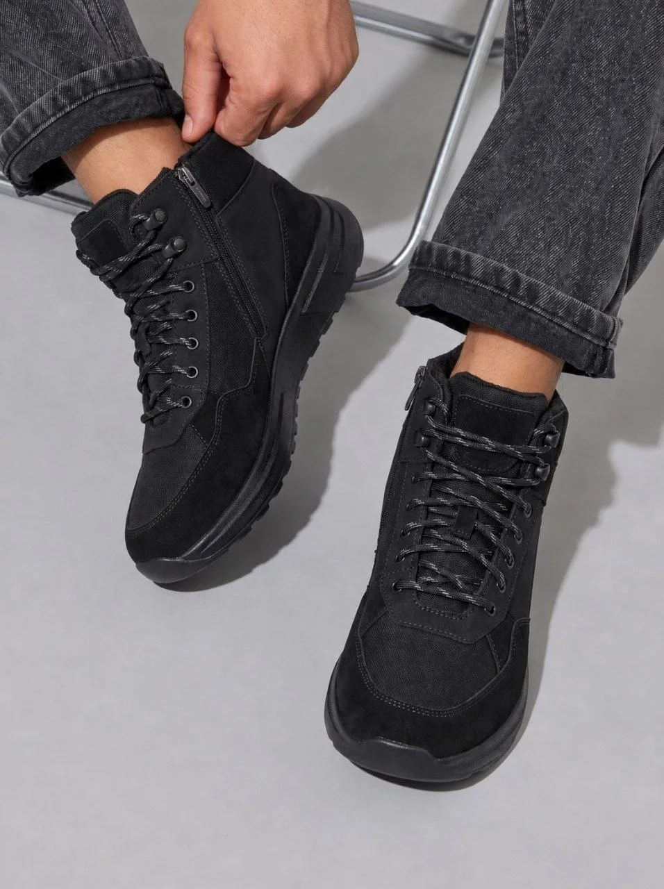 Все еще не готовы променять любимые кроссовки👟 на тяжелые ботинки🥾? Мы знаем, как без...