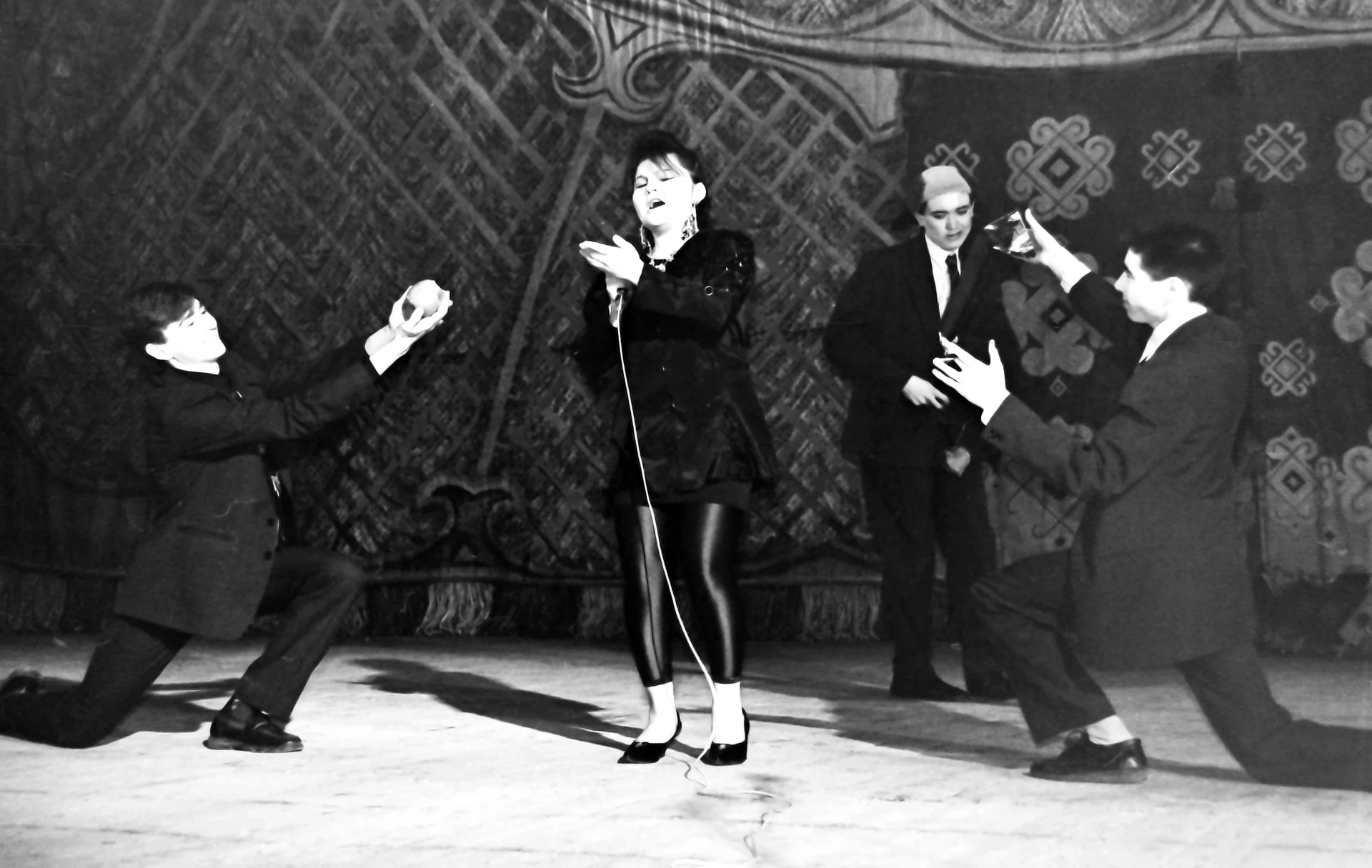 Лилиә Ишемйәрова йырлай