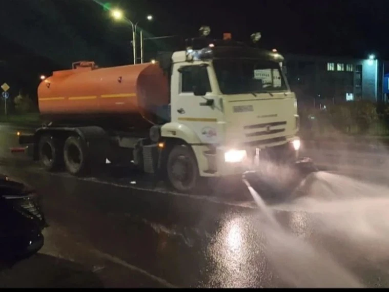 Ночью в Иванове девять единиц спецтехники привели в порядок дороги и тротуары