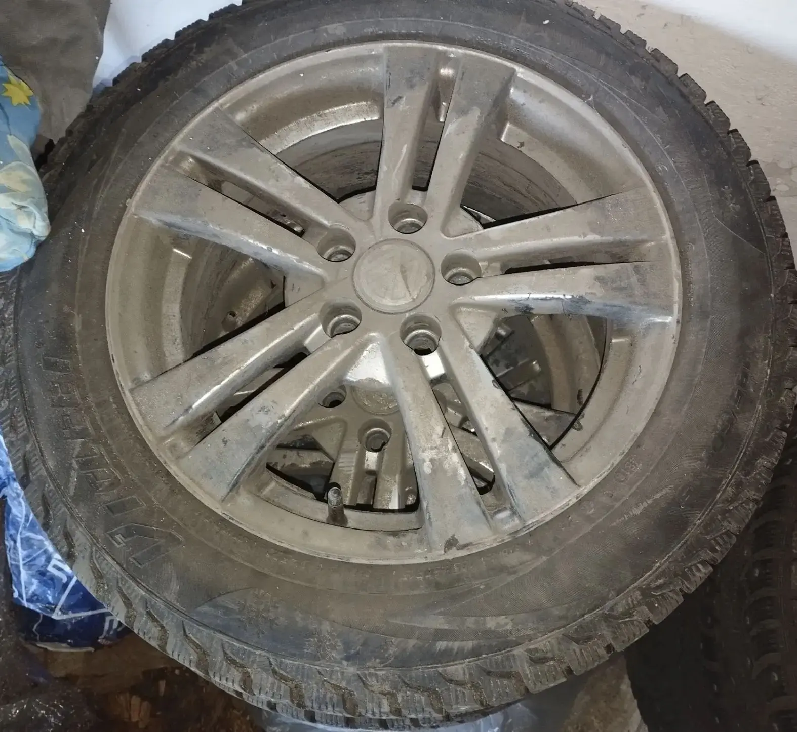 Продам зимние колеса r15 в сборе, диски литьё оригинальные Фольксваген. Состояние хорош...