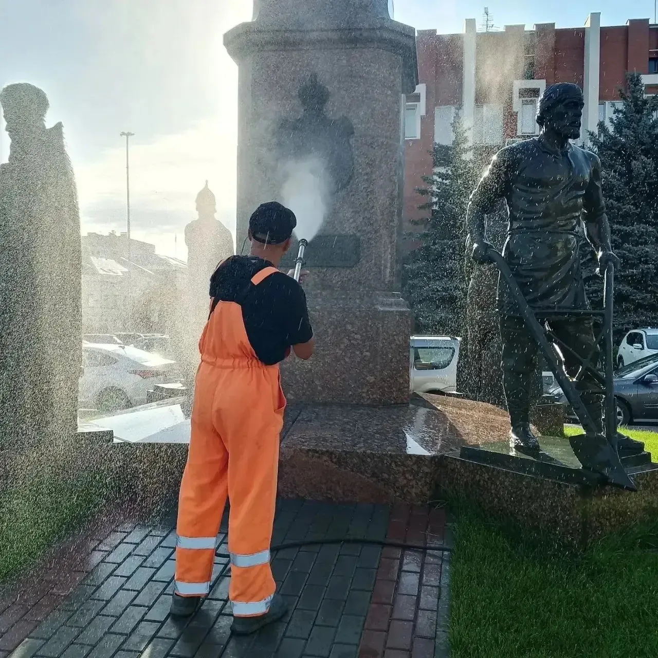 ➡️На территории района продолжается мойка памятников