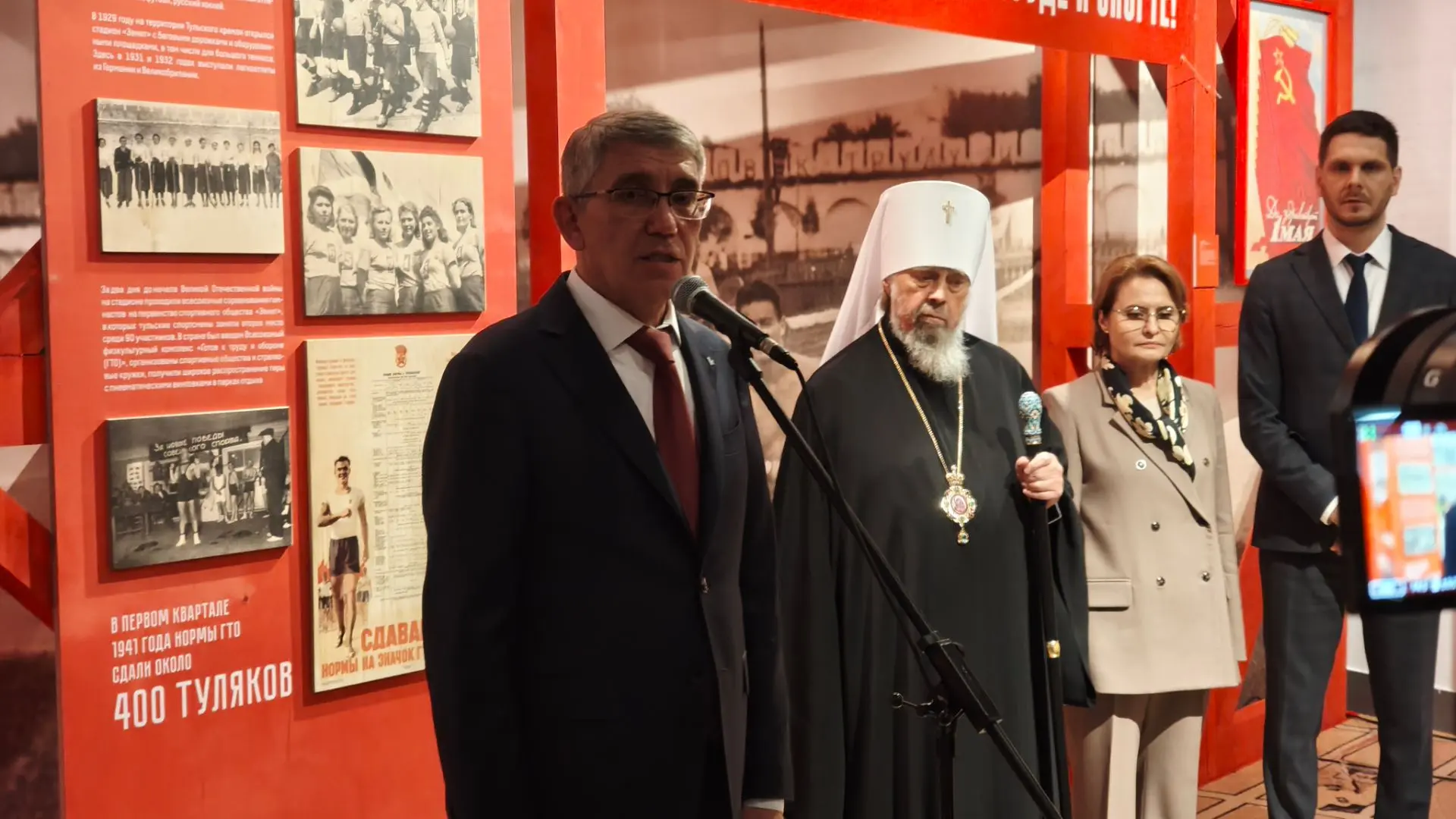 В эти минуты: губернатор Дмитрий Миляев принимает участие в церемонии открытия выставки...